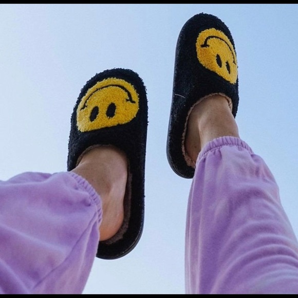 NEW SMILEY FACE SLIPPERS SHERPA COMFORTABLE PINK YELLOW PURPLE BLUE PREPPY COMFY - Picture 7 of 8